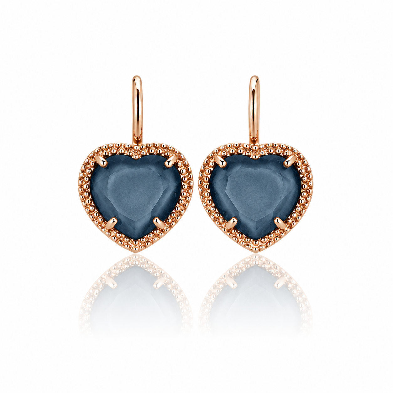  Pereche de cercei de dama in forma de inima din argint 925 cu finisaj rose gold, centru din diamant CZ albastru profund cu fatete geometrice si contur texturat.