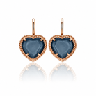  Pereche de cercei de dama in forma de inima din argint 925 cu finisaj rose gold, centru din diamant CZ albastru profund cu fatete geometrice si contur texturat.