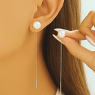 Cercei lungi tip lantisor aurii din otel 316L cu perla de cultura alba de 0.8 cm, design minimalist modern la ureche