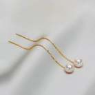 Cercei lungi tip lantisor aurii din otel 316L cu perla de cultura alba de 0.8 cm, design minimalist modern vedere de ansamblu