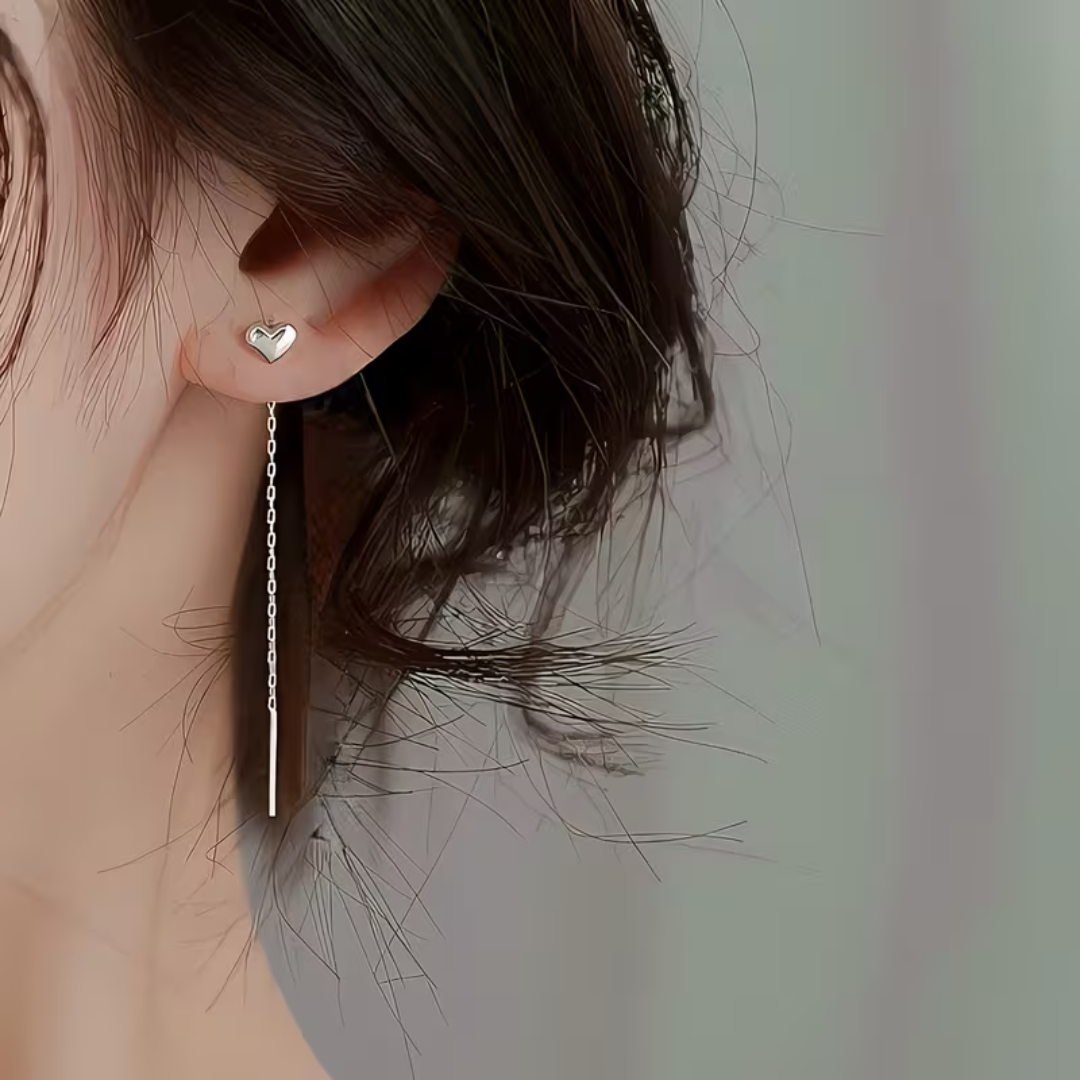 Cercei lungi 10 cm tip lantisor argintiu cu inimioara pe lob, din otel inoxidabil placat cu rodiu, purtati pe model