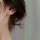 Cercei lungi 10 cm tip lantisor argintiu cu inimioara pe lob, din otel inoxidabil placat cu rodiu, purtati pe model