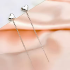 Cercei lungi 10 cm tip lantisor argintiu cu inimioara pe lob, din otel inoxidabil placat cu rodiu 