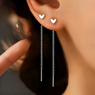 Cercei lungi 10 cm tip lantisor argintiu cu inimioara pe lob, din otel inoxidabil placat cu rodiu, purtati pe model