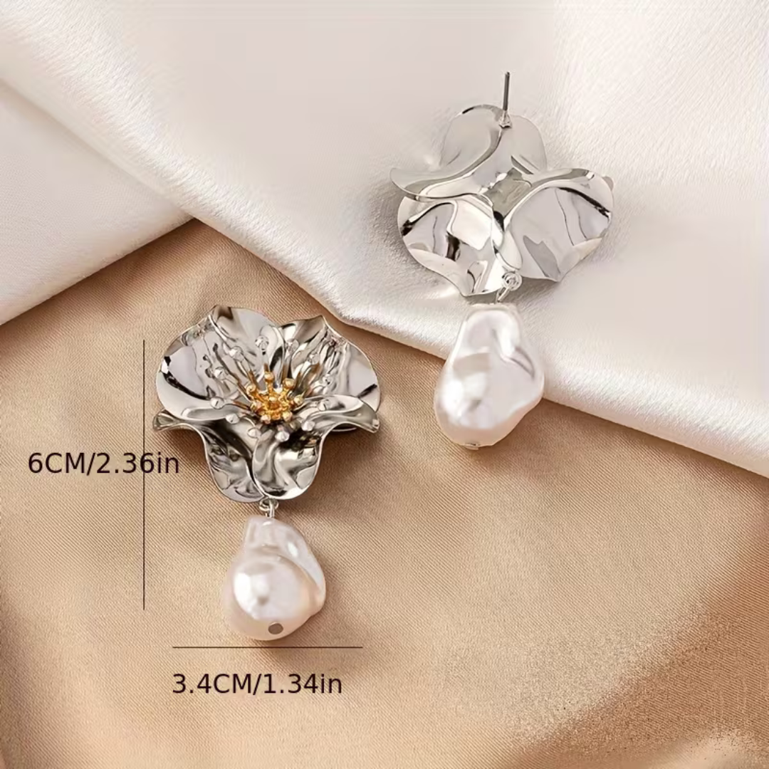 Cercei mari tip floare argintie cu perla baroca suspendata, design modern vedere spate si dimensiuni