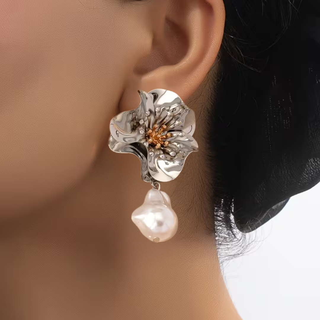 Cercei mari tip floare argintie cu perla baroca suspendata, design modern pe model