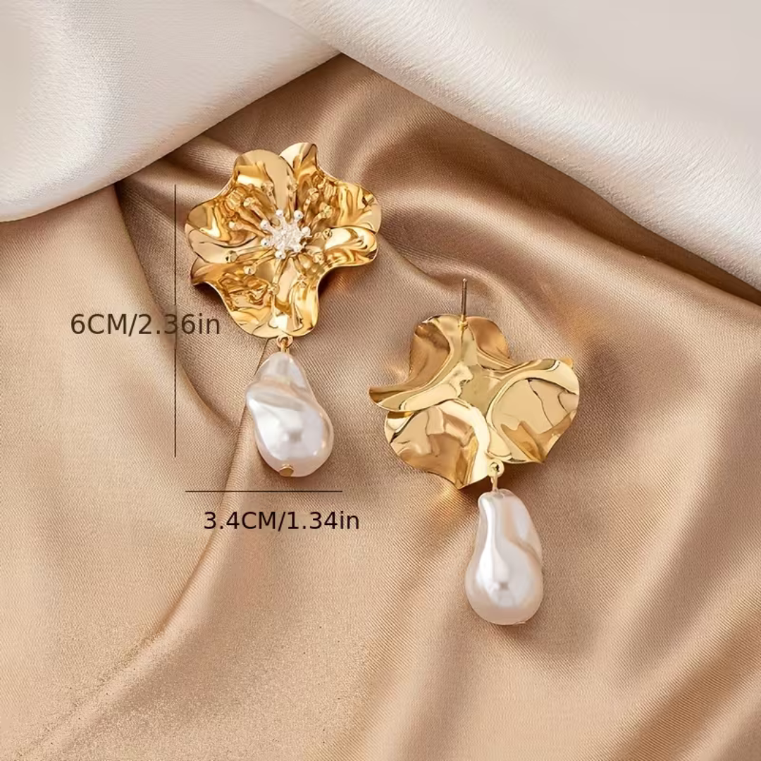 Cercei mari tip floare argintie cu perla baroca suspendata, design modern vedere spate si dimensiuni