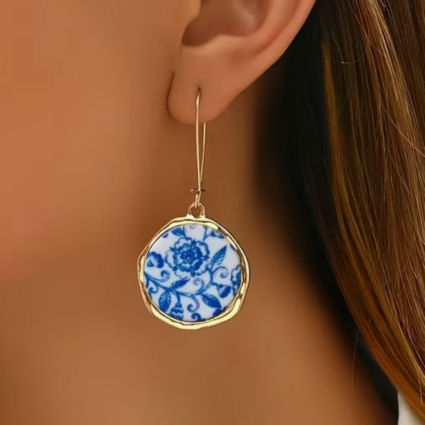 Cercei rotunzi cu rama aurie si interior din portelan cu model floral albastru traditional, purtati la ureche