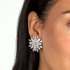 Pereche de cercei de dama Morellato Riflessi din argint 925 sub forma de floare tridimensionala cu pavaj din cristale cz marquise, la urechea unui model feminin elegant
