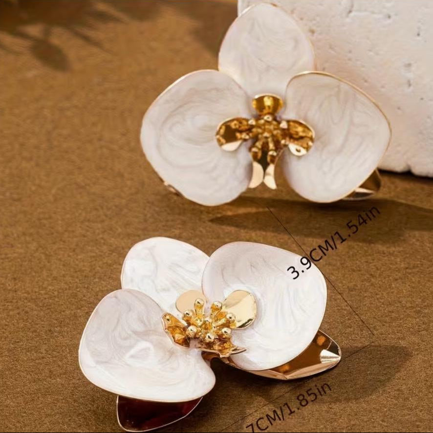Pereche de cercei mari din metal auriu in forma de floare de orhidee cu petale emailate alb-sidefat si mijloc auriu dimensiuni 7 cm * 3 ,9 cm