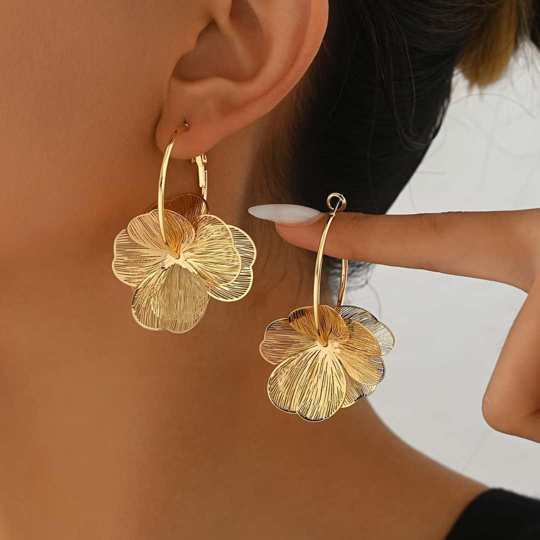 Cercei mari aurii tip veriga cu element floral sculptural texturat, bijuterii statement purtate pe model