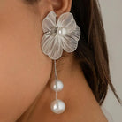 Cercei argintii cu floare cu perla 
