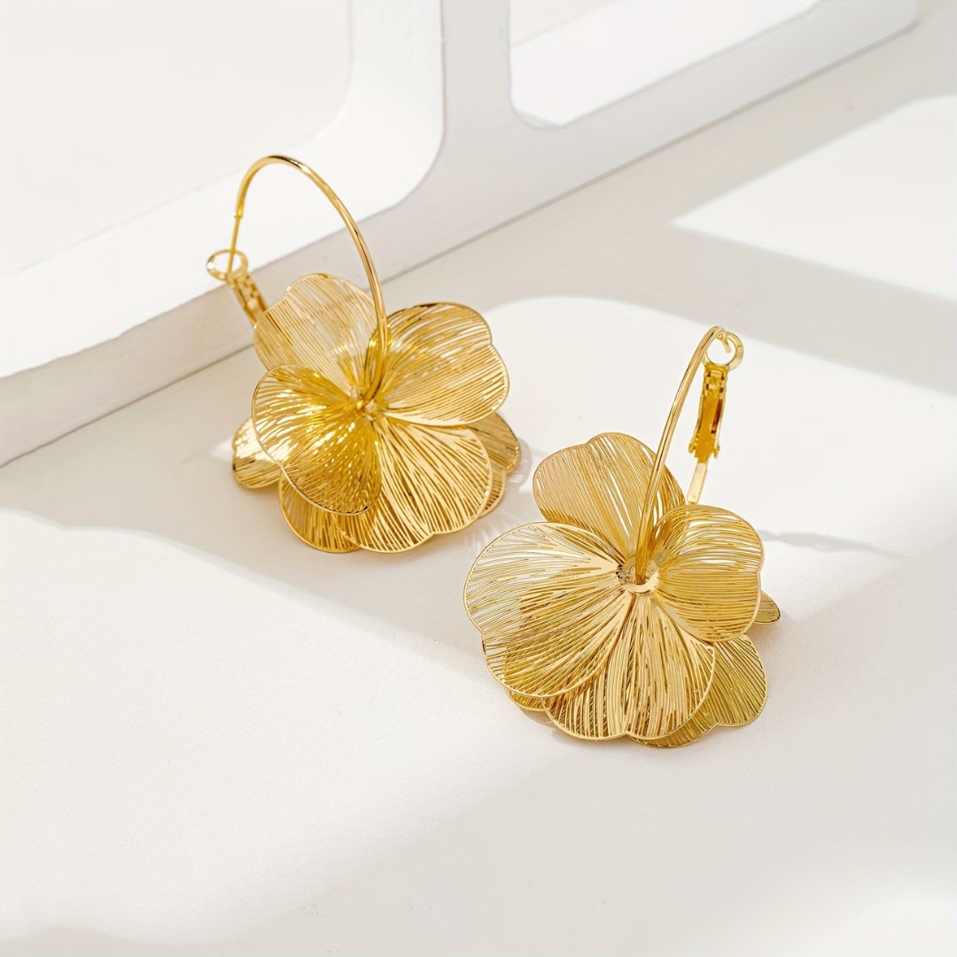 Cercei mari aurii tip veriga cu element floral sculptural texturat, bijuterii statement 