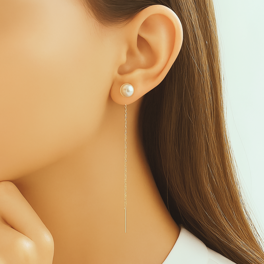Cercei lungi tip lantisor aurii din otel 316L cu perla de cultura alba de 0.8 cm, design minimalist modern la ureche