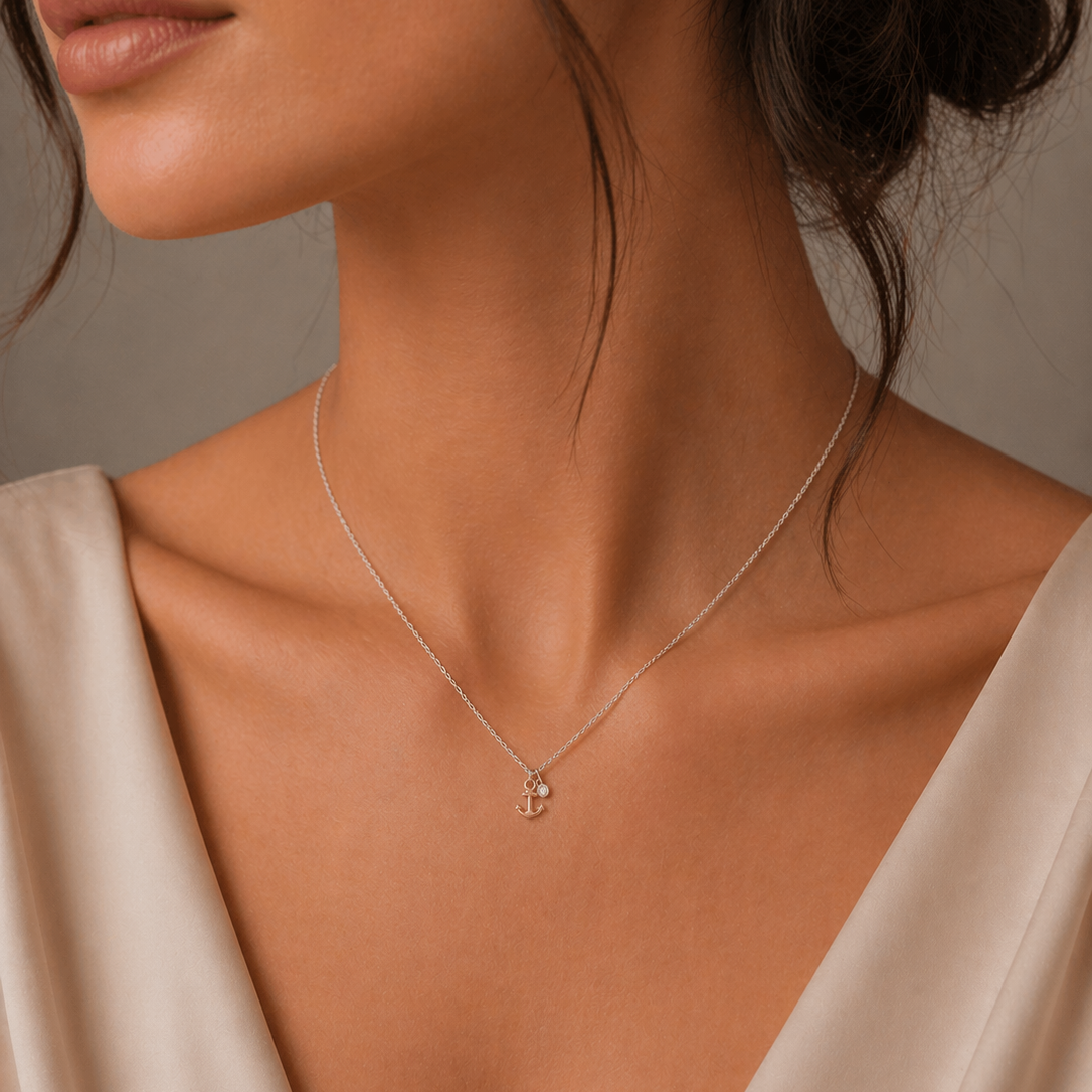 colier fin minimalist din argint 925 rodiat argintiu cu ancora rose gold si diamant cz pus la gat