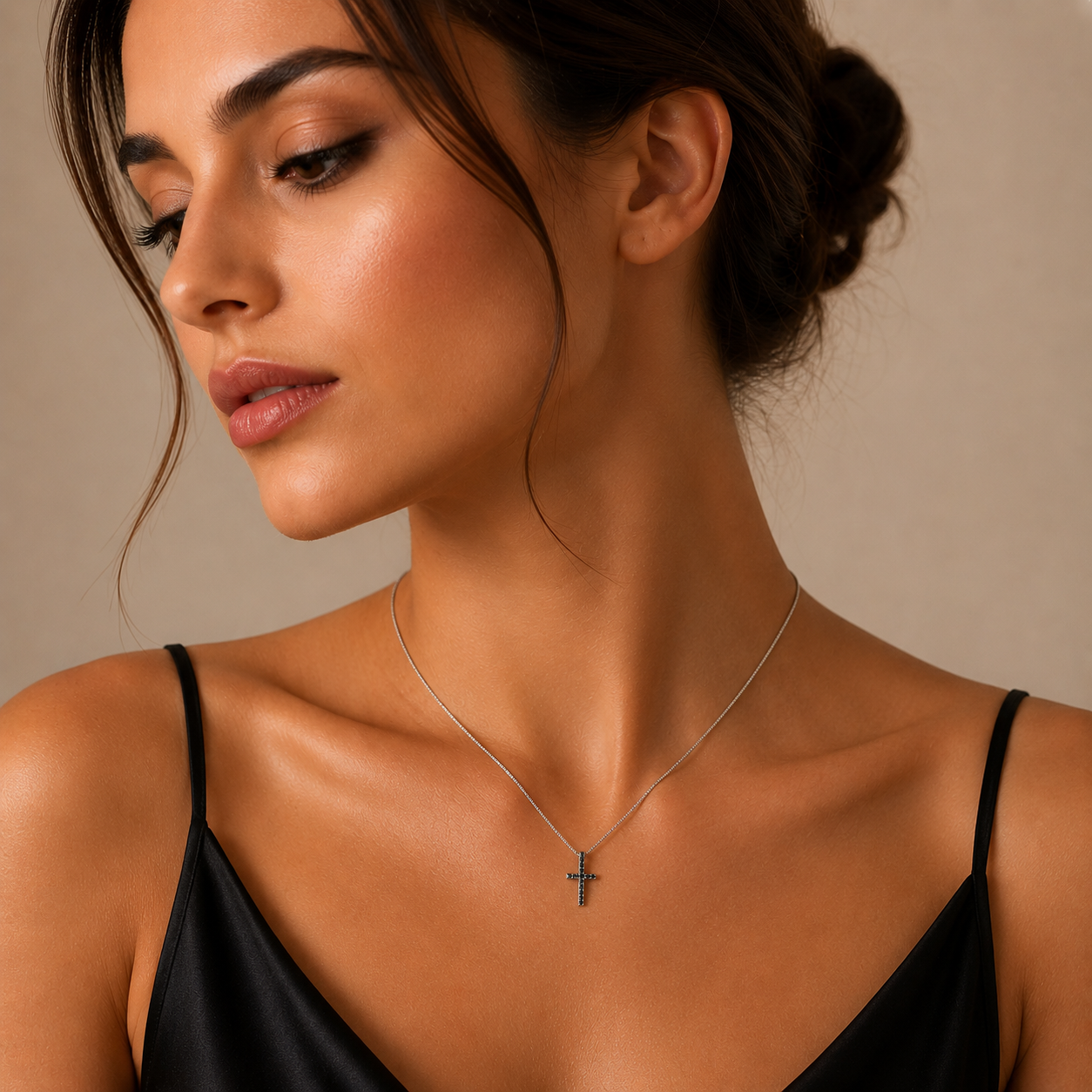 Colier din argint 925 rodiat cu pandantiv cruce neagra incrustata cu diamante CZ negre stralucitoare, purtat la gat