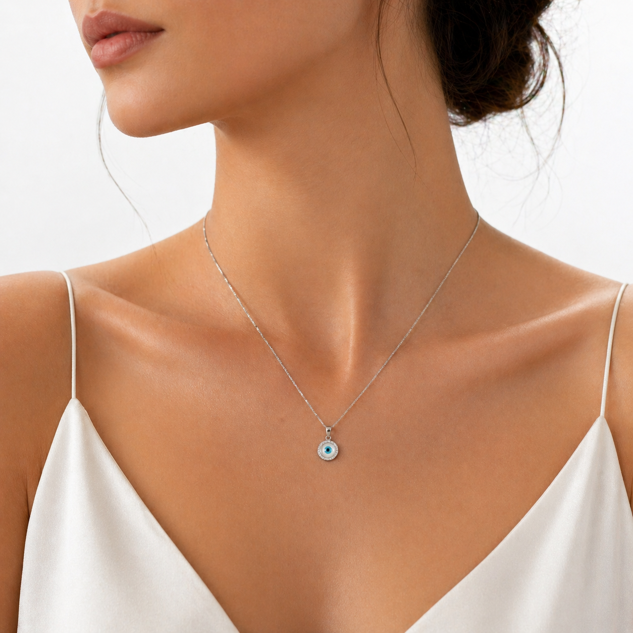 Colier fin din argint 925 rodiat cu pandantiv rotund Evil Eye din sidef natural, inconjurat de un cerc de diamante CZ albe stralucitoare, purtat la gat