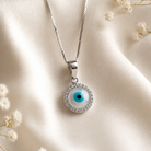 Colier fin din argint 925 rodiat cu pandantiv rotund Evil Eye din sidef natural, inconjurat de un cerc de diamante CZ albe stralucitoare, imagine lifestyle