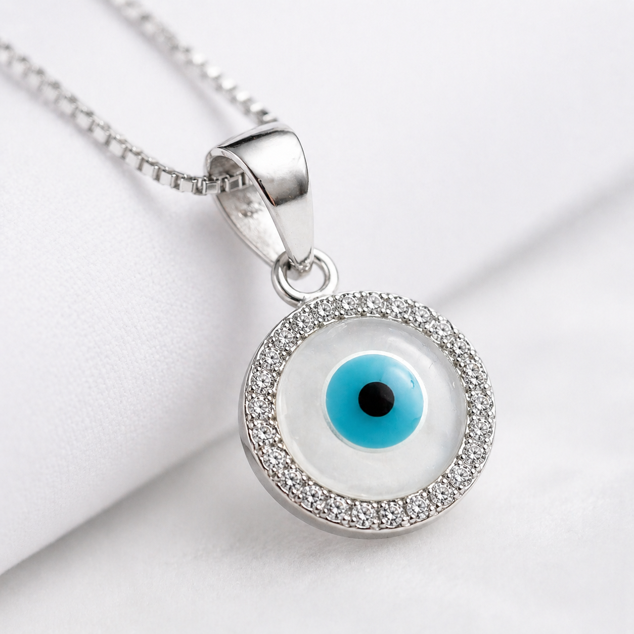 Colier fin din argint 925 rodiat cu pandantiv rotund Evil Eye din sidef natural, inconjurat de un cerc de diamante CZ albe stralucitoare, poza macro detalii