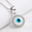Colier fin din argint 925 rodiat cu pandantiv rotund Evil Eye din sidef natural, inconjurat de un cerc de diamante CZ albe stralucitoare, poza macro detalii