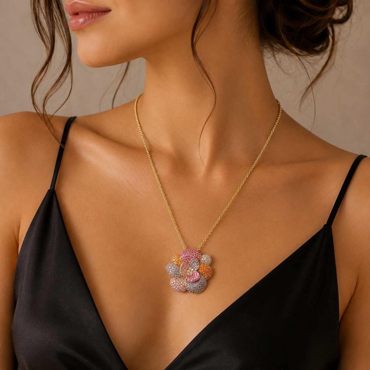 colier din argint 925 rodiat auriu deosebit cu o floare batuta in diamante cz mov, roz, portocalii la gatul unui model feminin elegant