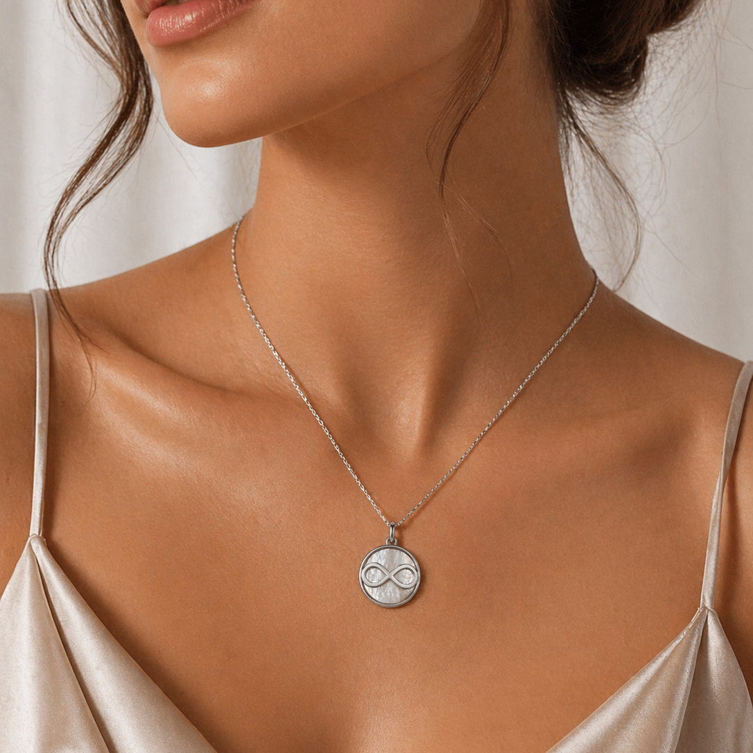  Colier din argint 925 rodiat cu pandantiv rotund din sidef natural si simbolul infinitului aplicat central, la gat