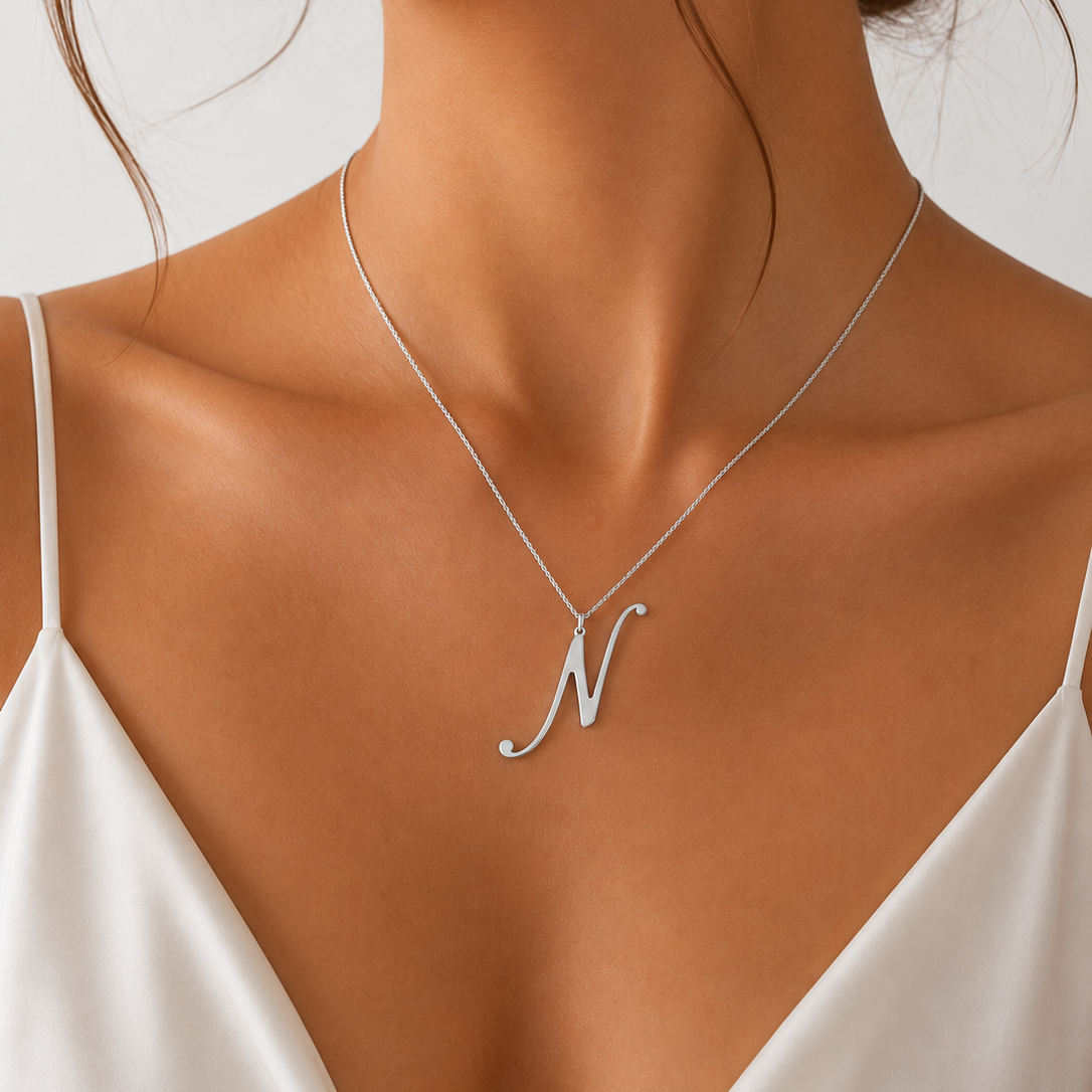  Colier din argint 925 rodiat cu pandantiv mare in forma literei N intr-un stil caligrafic elegant, purtat la gat