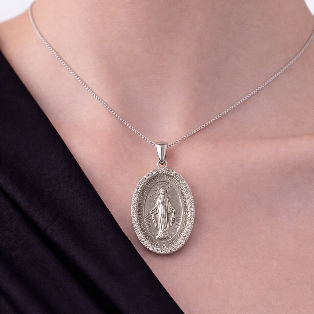 Colier elegant din argint 925 rodiat cu pandantiv oval mare de 3 cm reprezentand-o pe Maica Domnului, incadrat de diamante CZ stralucitoare, colectia Lasardo Gioielli, purtat la gat