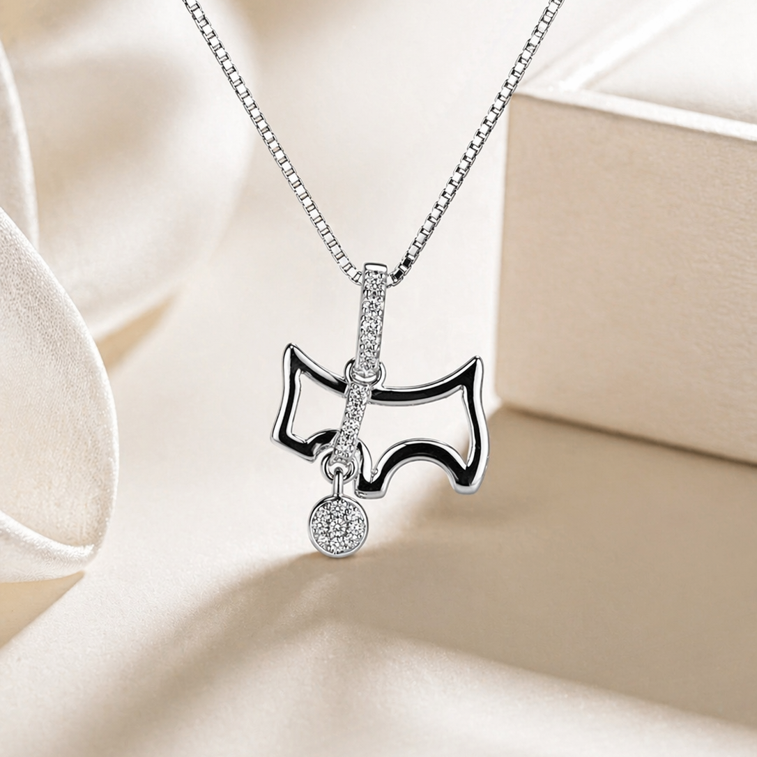 Colier din argint 925 rodiat cu pandantiv in forma de silueta de catelus, decorat cu o linie verticala si un medalion rotund cu diamante CZ albe, imagine glossy