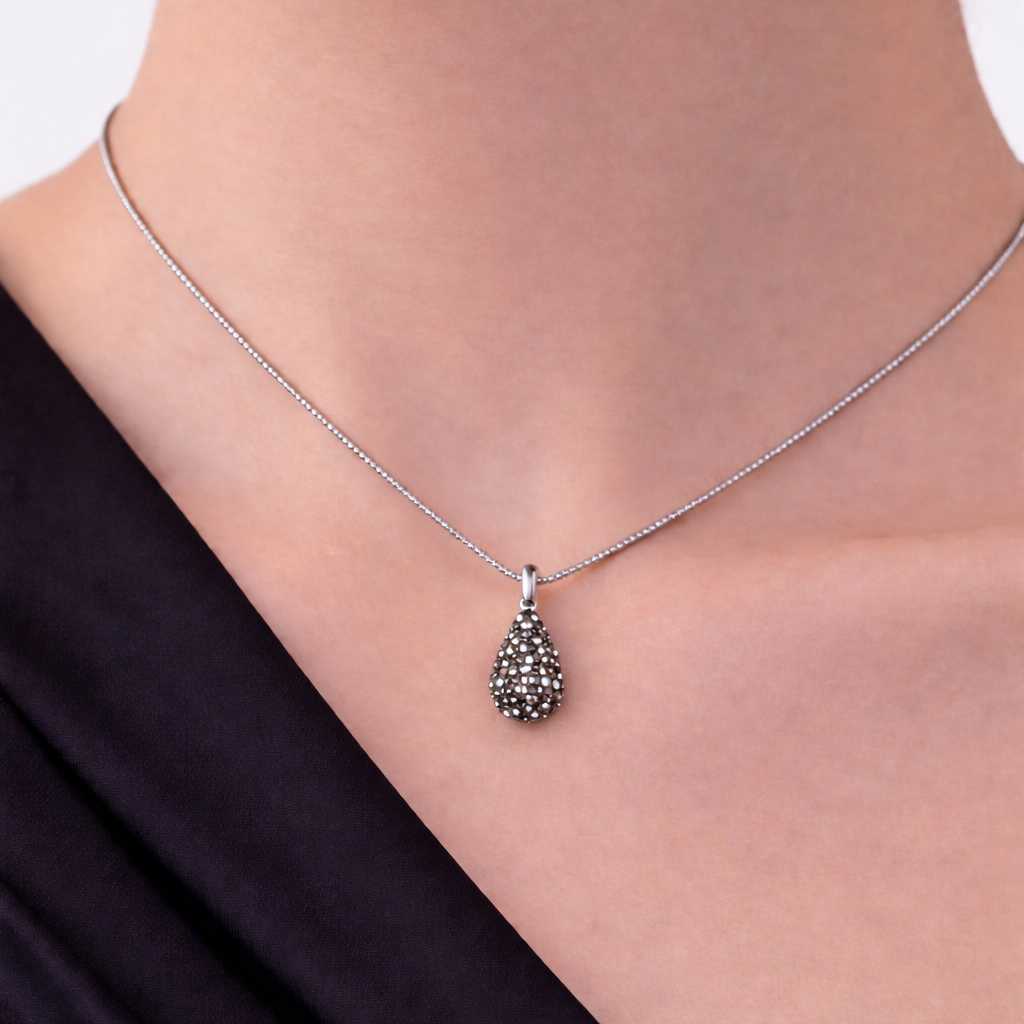 Colier elegant din argint 925 rodiat cu pandantiv sculptural in forma de picatura, batut in elemente Swarovski gri, colectia Lasardo Gioielli, pus la 
gat