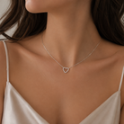 colier din argint 925 rodiat cu inima diamante cz albe la gatul unui model feminin elegant