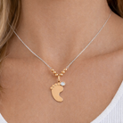 colier din argint 925 rodiat rose gold cu pandantiv piciorus bebe la gat