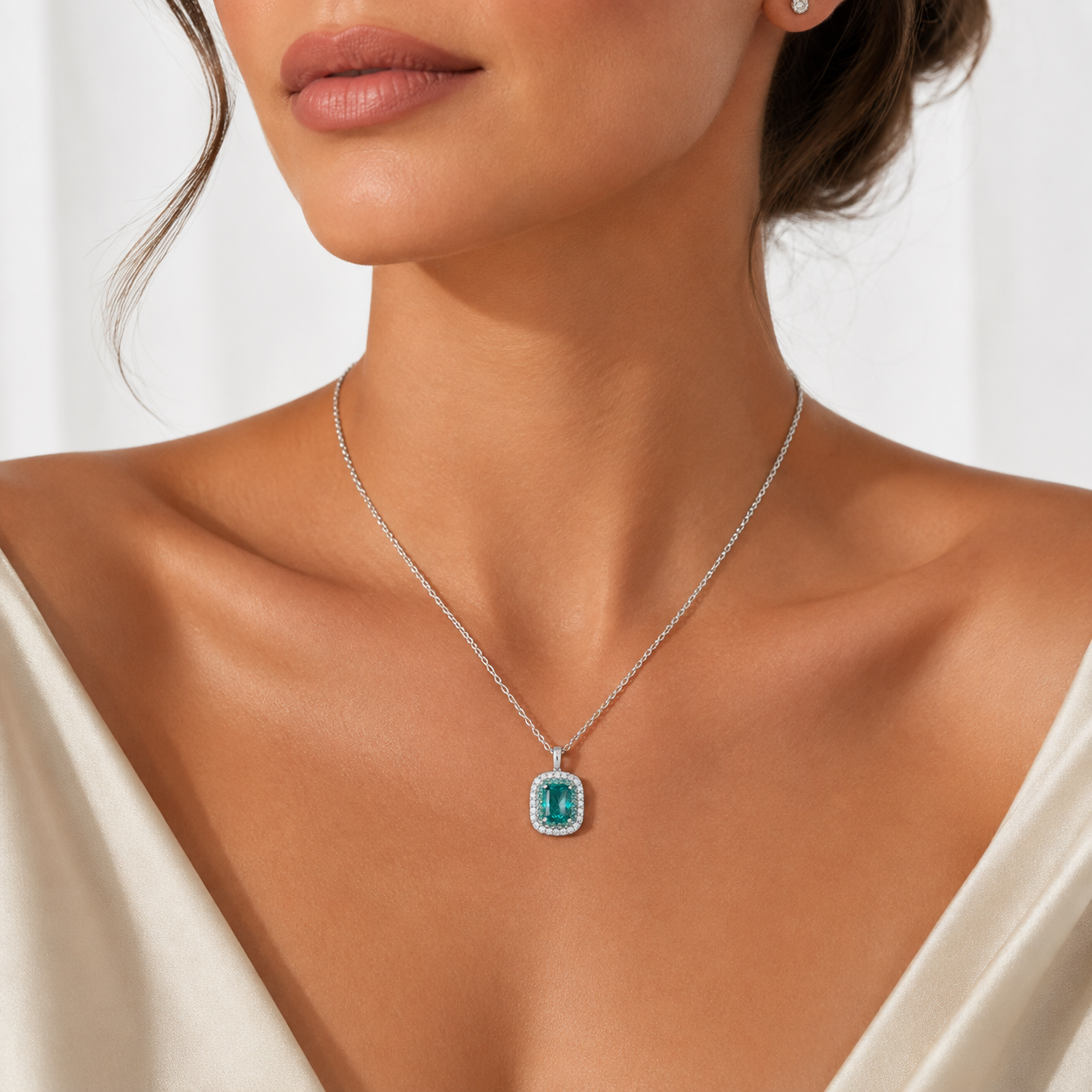 colier din argint 925 rodiat cu pandantiv smarald cz si diamante cz albe la gatul unui model feminin elegant