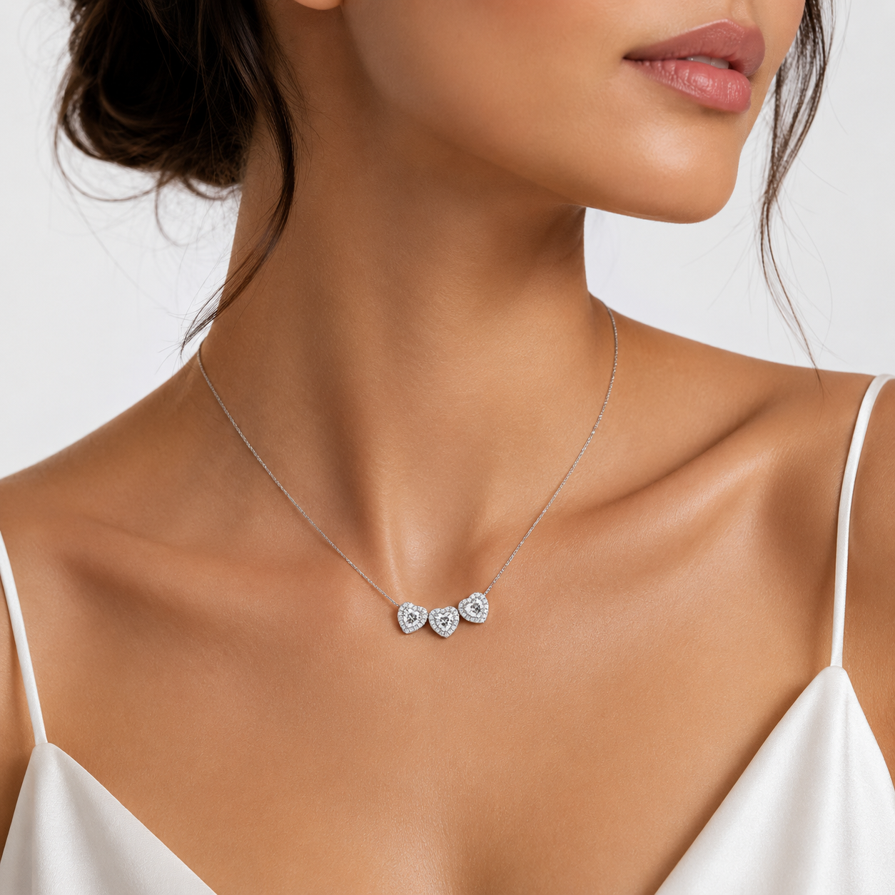 Colier Trilogy Hearts Din Argint 925 Rodiat Cu Diamante CZ la gatul unui model feminin elegant