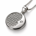 Colier fin din argint 925 cu pandantiv rotund ce prezinta o semiluna cu profil uman si un pavaj dens de diamante cz albe stralucitoare, imagine macro detaliu