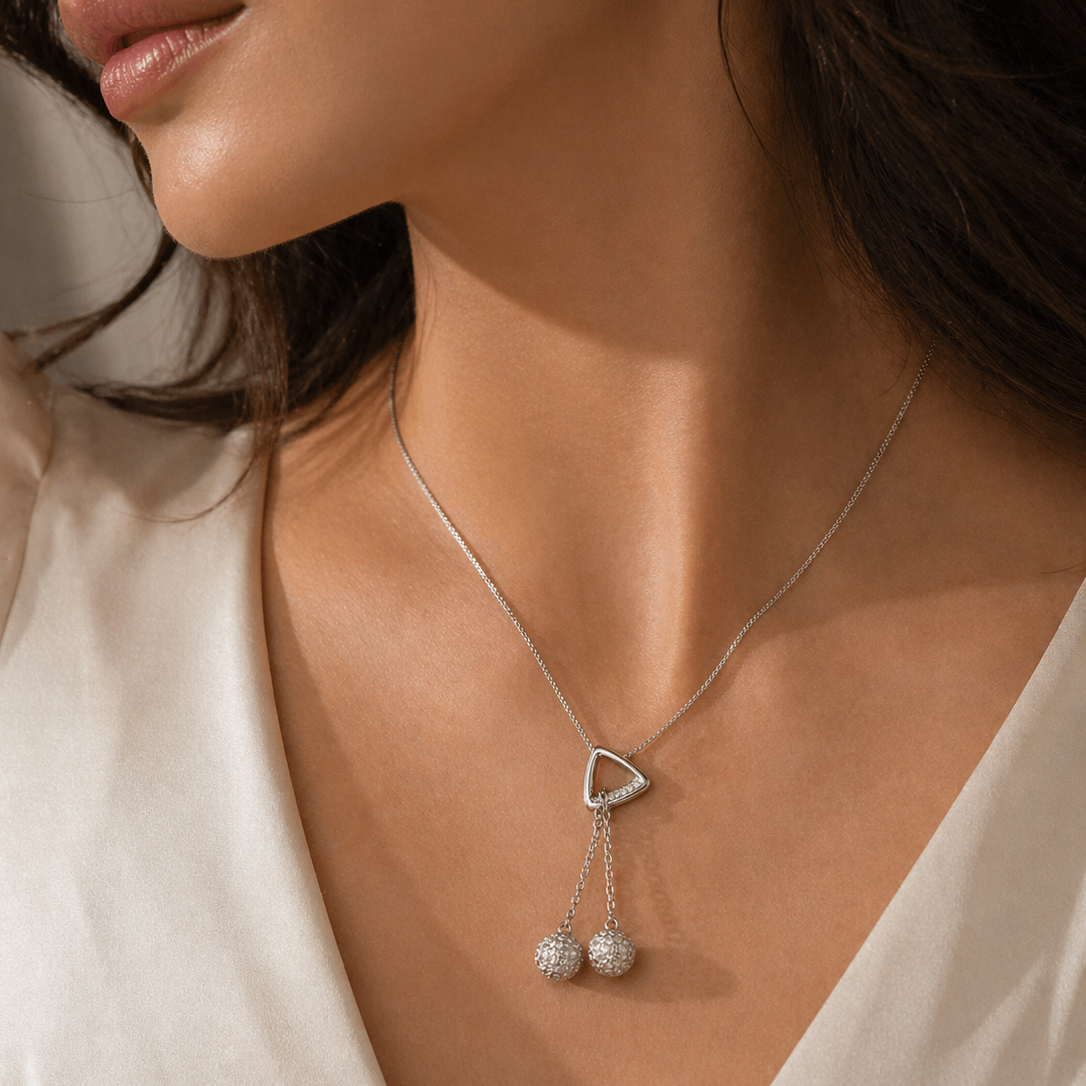 Colier din argint 925 rodiat cu pandantiv geometric triunghiular și două sfere placate cu cristale Swarovski albe, la gat