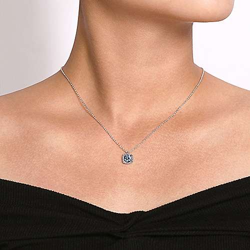 colier din argint 925 rodiat cu pandantiv acvamarin cushion cut halo de diamante cz 0,.1 carate la gat