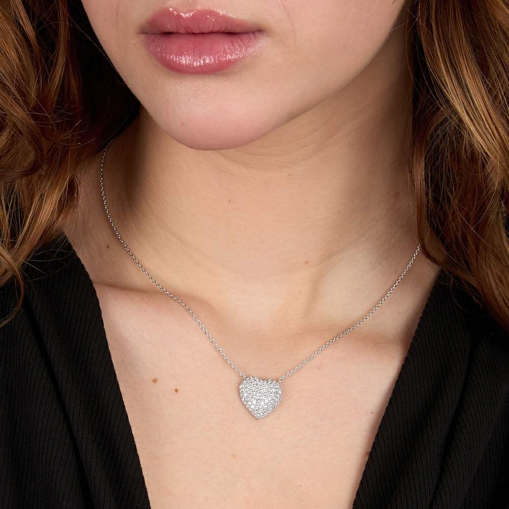 Colier Morellato Nobile din argint 925 rodiat cu pandantiv inima pavat cu diamante CZ la gatul unui model feminin elegant