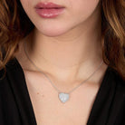 Colier Morellato Nobile din argint 925 rodiat cu pandantiv inima pavat cu diamante CZ la gatul unui model feminin elegant