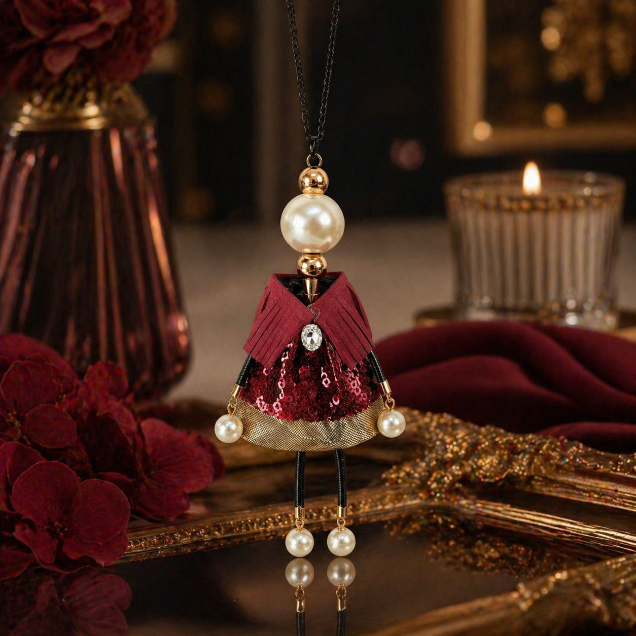 Colier lung din otel rodiat negru cu pandantiv papusa de 12 cm, rochie rosie cu paiete, detalii din piele intoarsa si perle de cultura imagine lifestyle