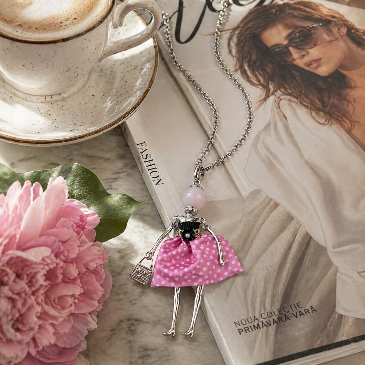 Colier lung din otel inoxidabil cu pandantiv din colectia Bambole, papusica cu rochita roz cu buline albe, gentusa argintie si cap din perla roz, poza lifestyle