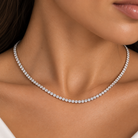 close up colier tennis din argint 925 rodiat cu diamante cz alnbe la gatul unui model feminin elegant 