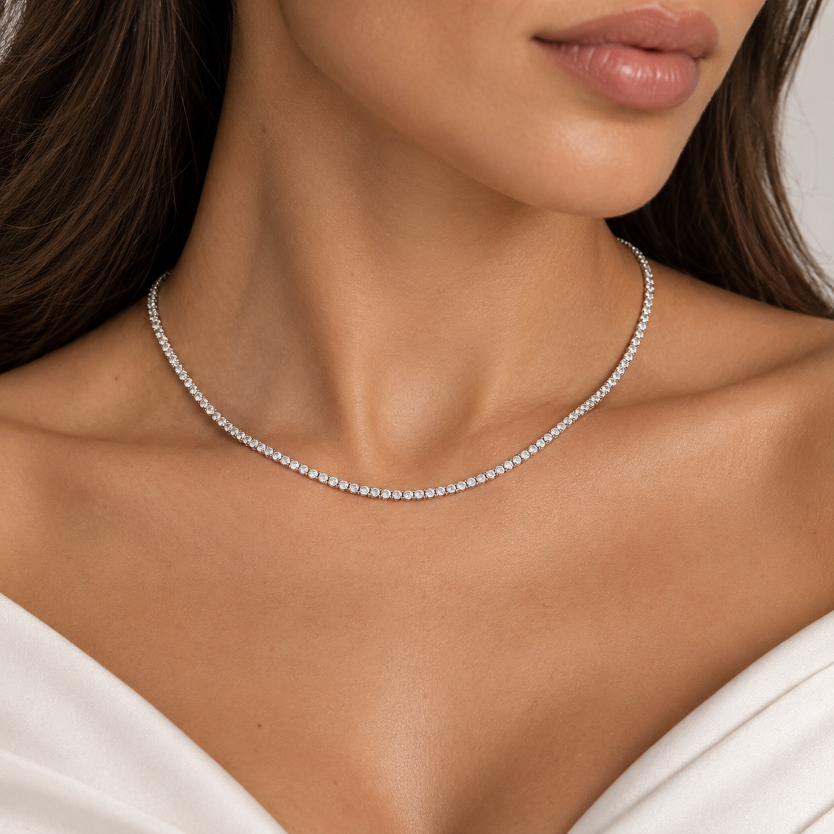 colier tennis din argint 925 rodiat cu diamante cz alnbe la gatul unui model feminin elegant