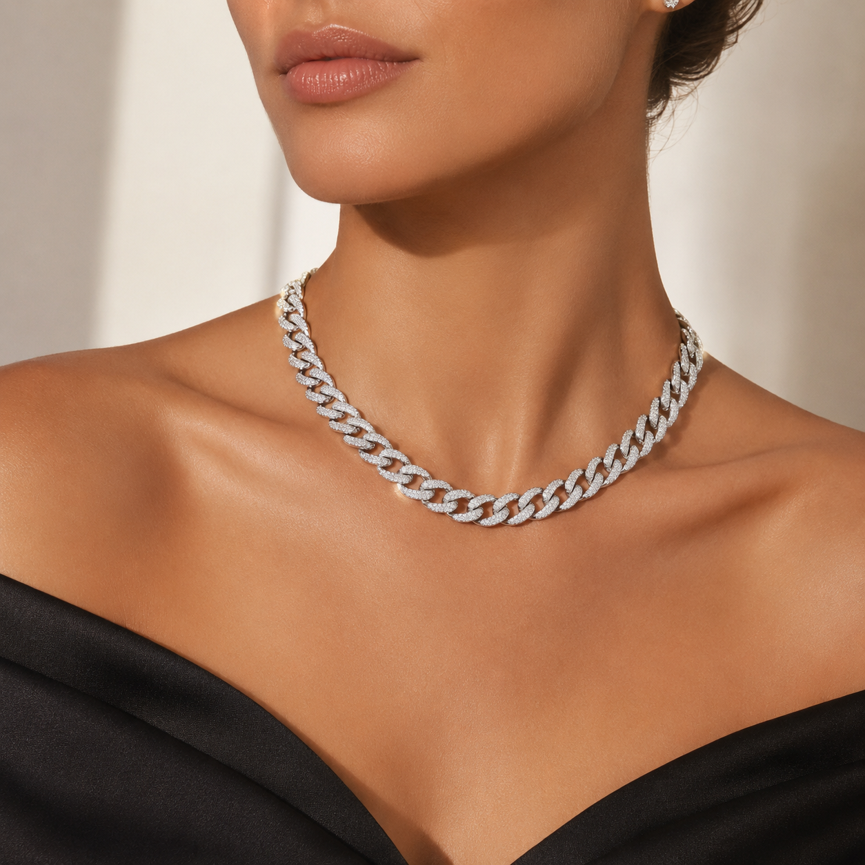 colier tennis groumette din argint 925 rodiat cu diamante cz albe la gatul unui moedel feminin elegant