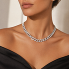colier tennis groumette din argint 925 rodiat cu diamante cz albe la gatul unui moedel feminin elegant