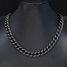 colier tennis groumette din argint 925 rodiat negru cu diamante cz negre pus pe un expozitor elegant negru 