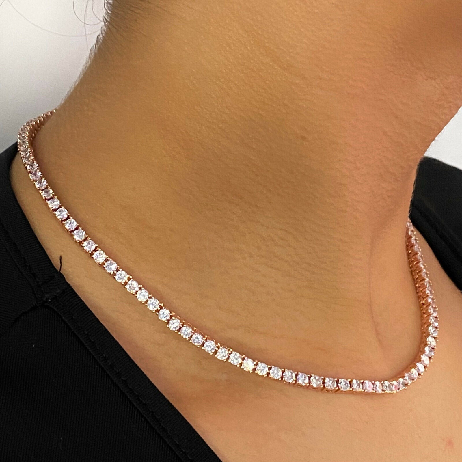 Colier tennis clasic din argint 925 placat cu aur roz cu o linie continua din diamante cz albe rotunde de 3 mm latime la gatul unui model feminin elegant