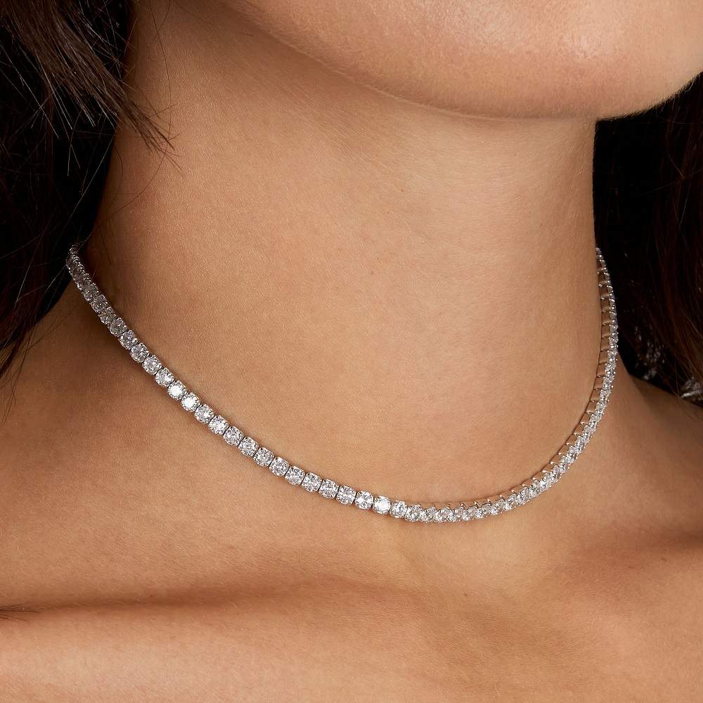 Colier tennis de dama Morellato din argint 925 rodiat cu diamante CZ claritate AAAAA, close up la gatul unui model feminin elegant