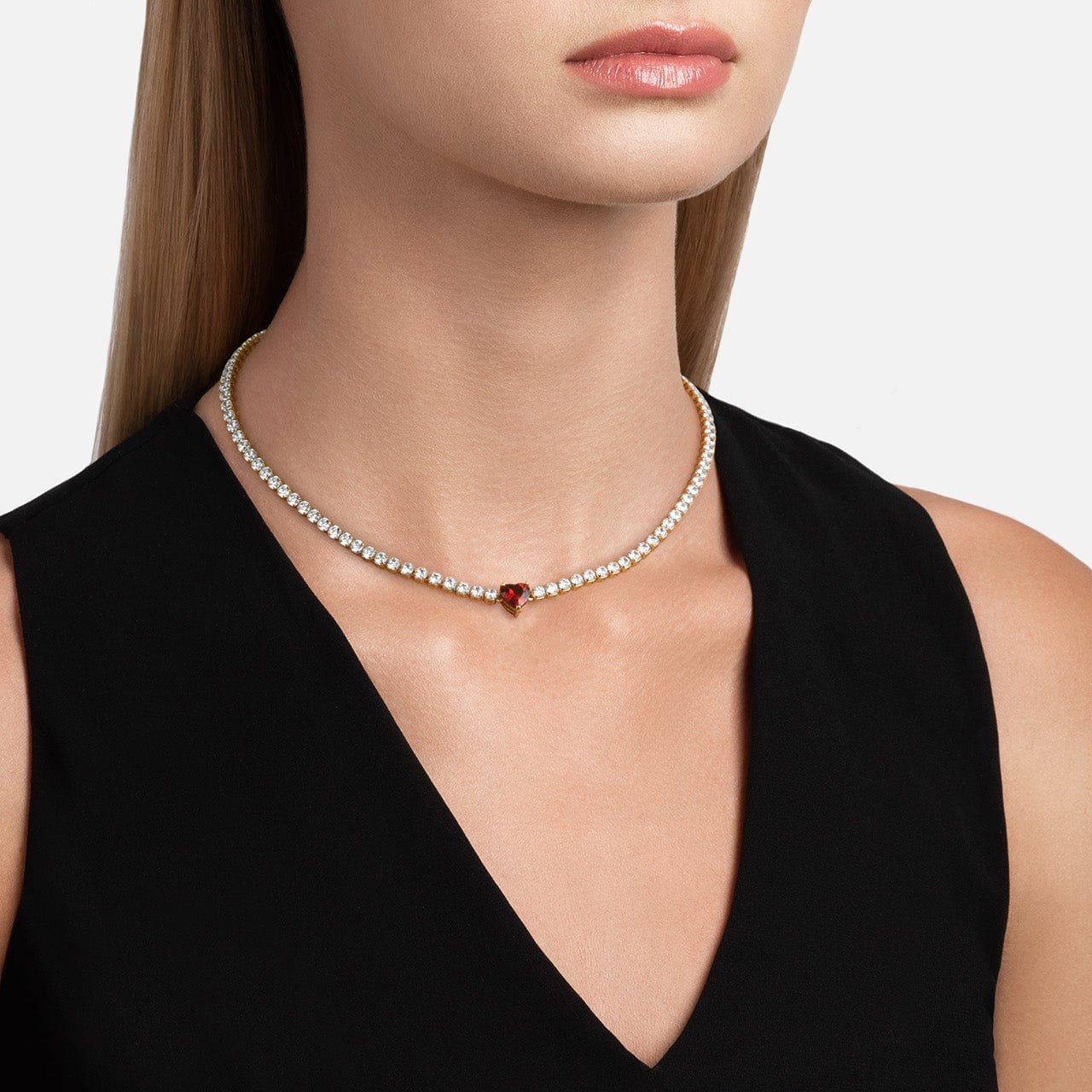 colier tennis din argint 925 rodiat cu inima rosie purtat la gat