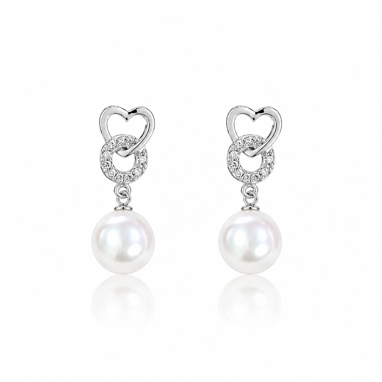 Detaliu cercei din argint 925 cu inima si perla sidef de 7mm, design elegant pentru ocazii speciale.